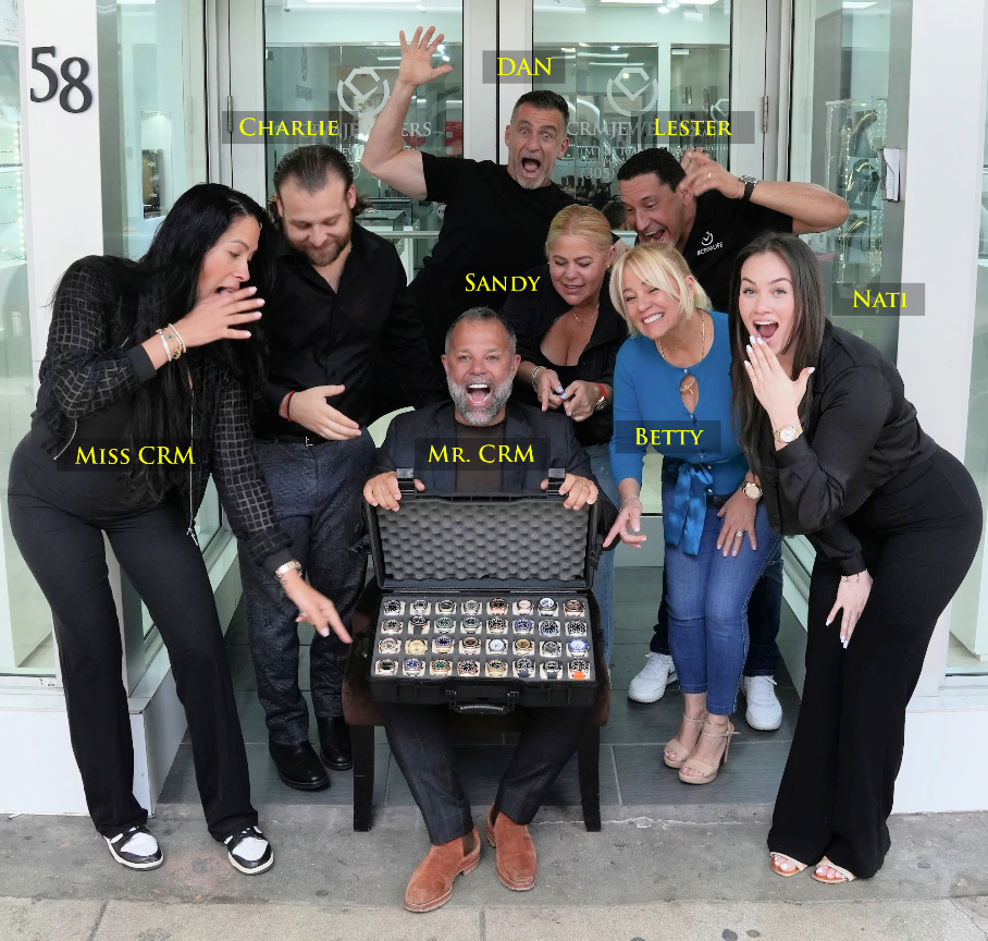 El equipo de CRM Jewelers con el maletín de relojes